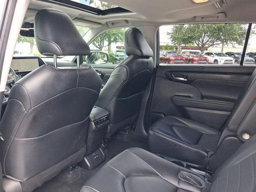 Wind Chill Pearl 2023 Toyota Highlander Hybrid XLE