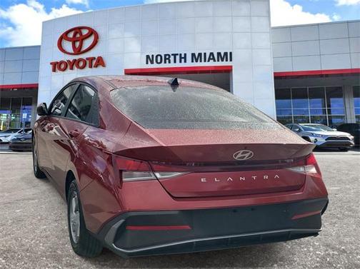 2025 Hyundai ELANTRA SE