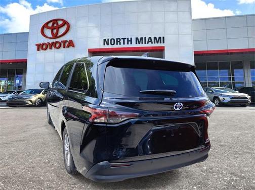 2024 Toyota Sienna XLE 8 Passenger