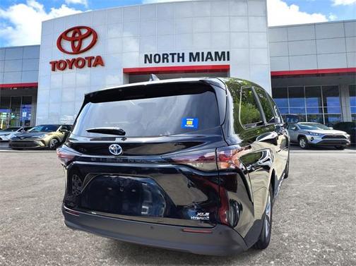 2024 Toyota Sienna XLE 8 Passenger