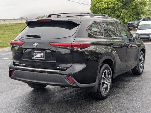 Midnight Black Metallic 2020 Toyota Highlander XLE
