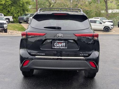 Midnight Black Metallic 2020 Toyota Highlander XLE