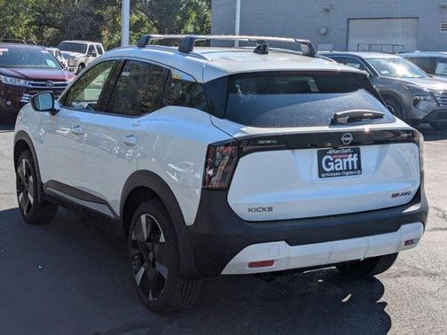 Aspen White Tri 2026 Nissan Kicks SR