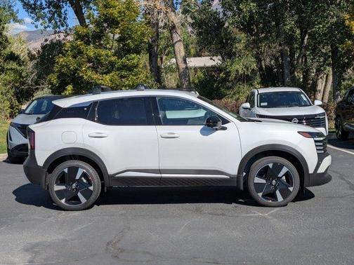 Aspen White Tri 2026 Nissan Kicks SR