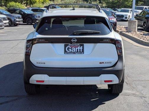 Aspen White Tri 2026 Nissan Kicks SR