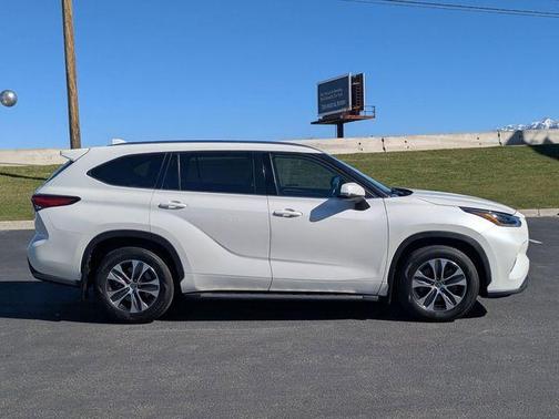Blizzard Pearl 2021 Toyota Highlander XLE