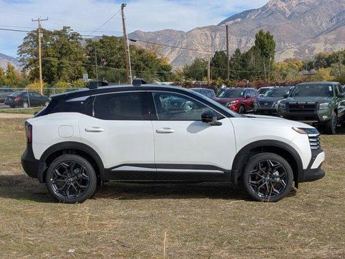 2t Wht Blk Roof 2026 Nissan Kicks SR