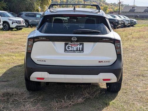 2t Wht Blk Roof 2026 Nissan Kicks SR
