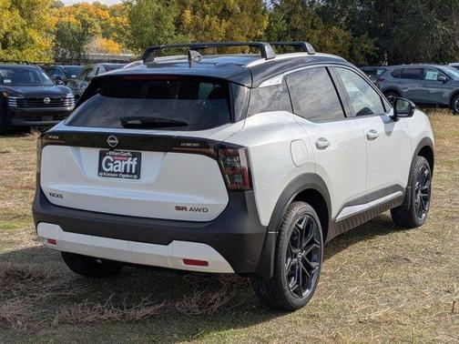 2t Wht Blk Roof 2026 Nissan Kicks SR