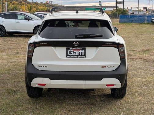 Aspen White Tri 2026 Nissan Kicks SR