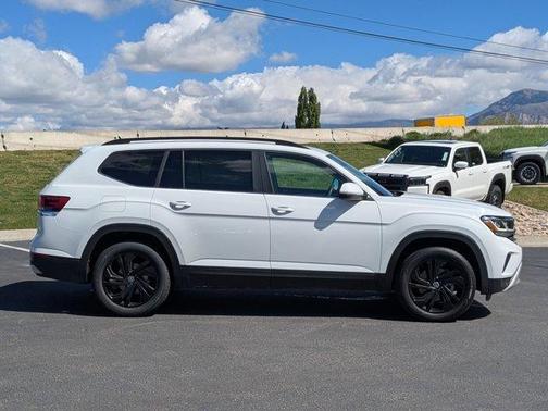 Pure White 2022 Volkswagen Atlas 3.6L SE w/Technology