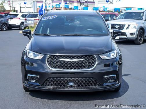 Diamond Black Crystal Pearlcoat 2025 Chrysler Pacifica L