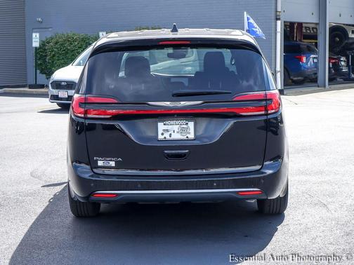 Diamond Black Crystal Pearlcoat 2025 Chrysler Pacifica L