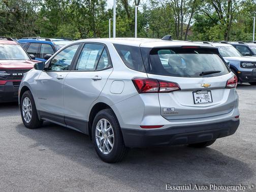 Silver Ice Metallic 2022 Chevrolet Equinox LS