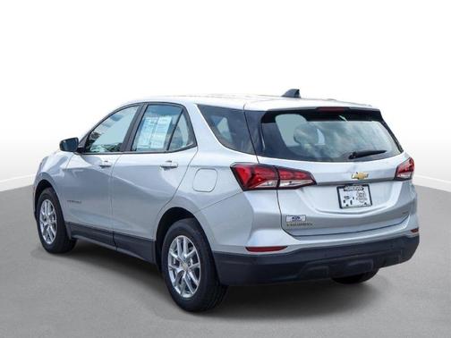 Silver Ice Metallic 2022 Chevrolet Equinox LS