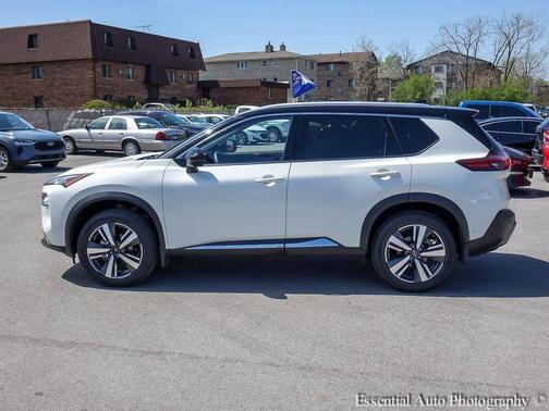 Pearl White Tricoat/Super Black 2023 Nissan Rogue SL