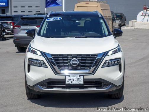 Pearl White Tricoat/Super Black 2023 Nissan Rogue SL