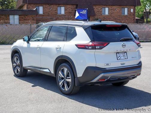 Pearl White Tricoat/Super Black 2023 Nissan Rogue SL