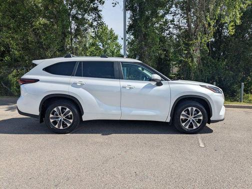 Wind Chill Pearl 2025 Toyota Highlander XLE
