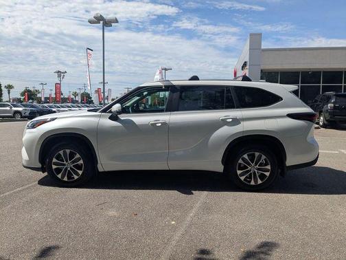 Wind Chill Pearl 2025 Toyota Highlander XLE