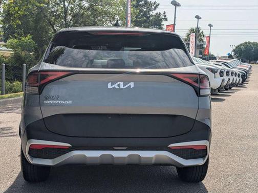 Everlasting Silver 2025 Kia Sportage LX