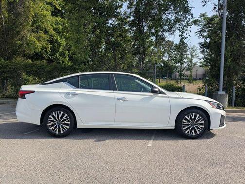 Glacier White 2025 Nissan Altima 2.5 SV