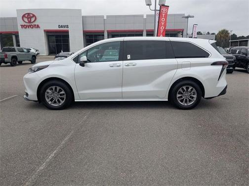 2025 Toyota Sienna XLE