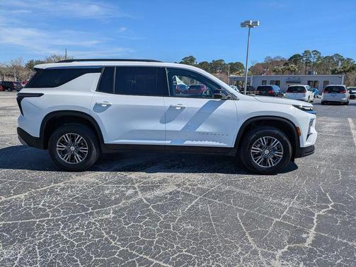 Summit White 2025 Chevrolet Traverse LT