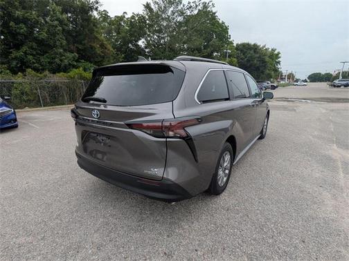 2024 Toyota Sienna LE