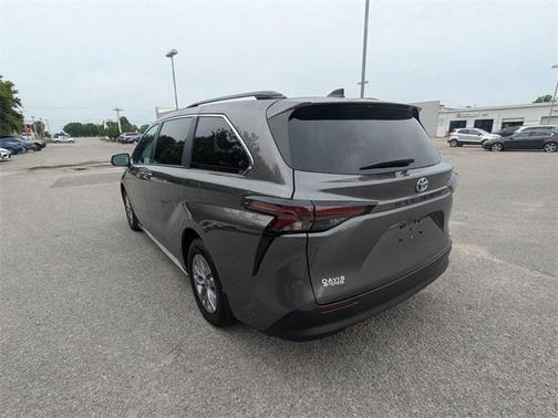 2024 Toyota Sienna LE