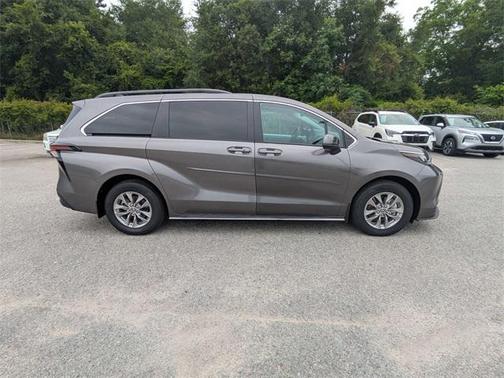 2024 Toyota Sienna LE