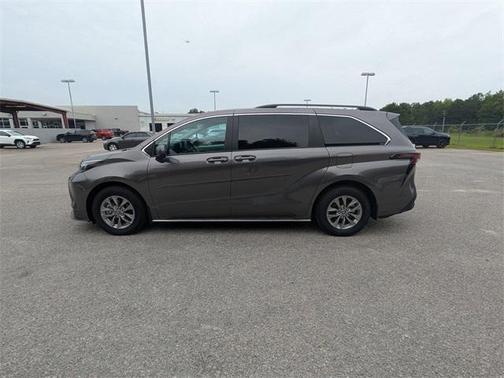 2024 Toyota Sienna LE