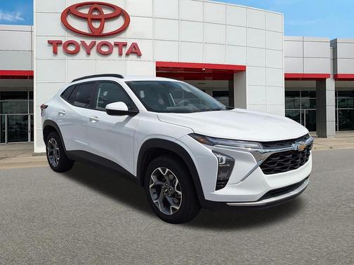 Summit White 2025 Chevrolet Trax LT