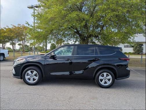 Midnight Black Metallic 2025 Toyota Highlander LE