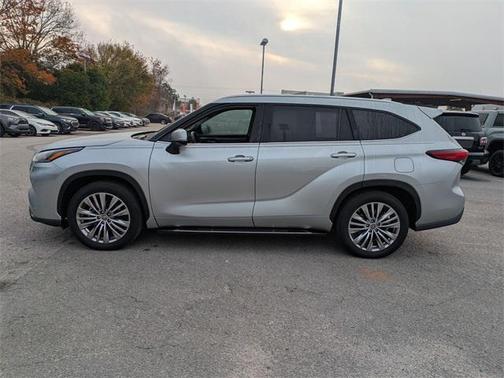 2023 Toyota Highlander Hybrid Platinum