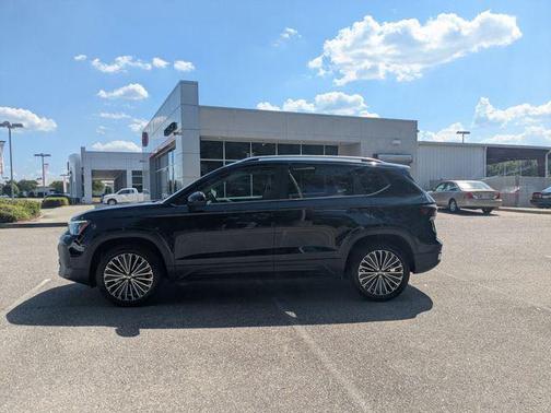 Deep Black Pearl 2025 Volkswagen Taos 1.5T SE