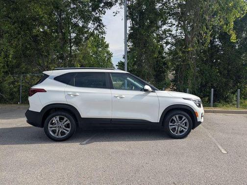 Snow White Pearl 2023 Kia Seltos S
