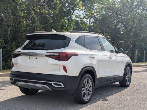 Snow White Pearl 2023 Kia Seltos S