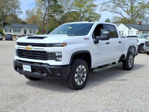 Summit White 2026 Chevrolet Silverado 2500 Custom
