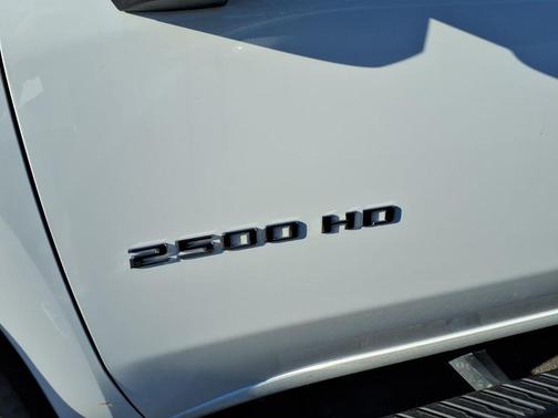 Summit White 2022 Chevrolet Silverado 2500 Custom