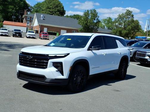 Summit White 2026 Chevrolet Traverse LT