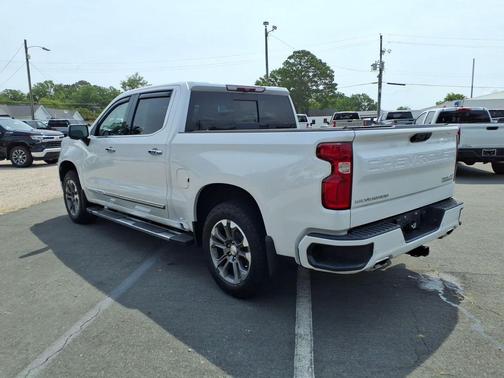 Iridescent Pearl Tricoat 2023 Chevrolet Silverado 1500 High Country