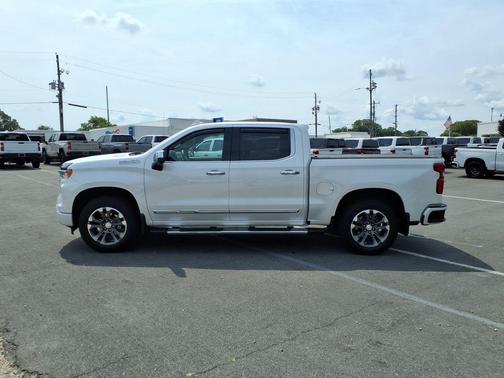 Iridescent Pearl Tricoat 2023 Chevrolet Silverado 1500 High Country