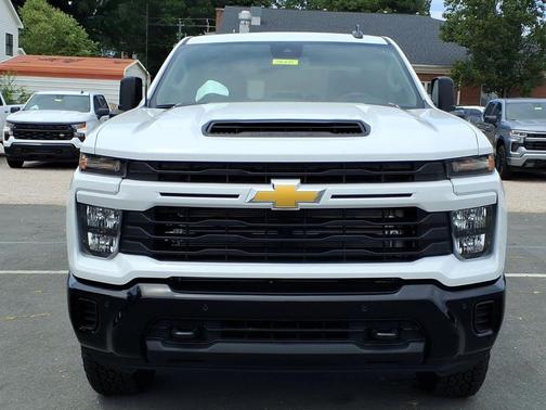 Summit White 2026 Chevrolet Silverado 2500 Custom
