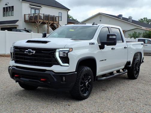 Summit White 2026 Chevrolet Silverado 2500 LT