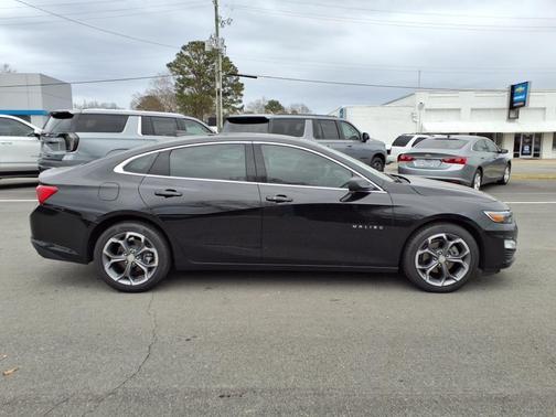 Mosaic Black Metallic 2024 Chevrolet Malibu FWD 1LT