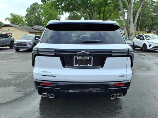 Polar White Tricoat 2026 Chevrolet Traverse RS