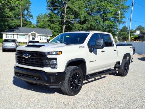 White Sands 2026 Chevrolet Silverado 2500 Custom