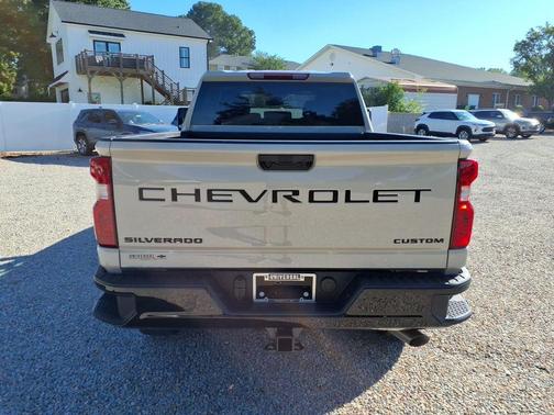 White Sands 2026 Chevrolet Silverado 2500 Custom