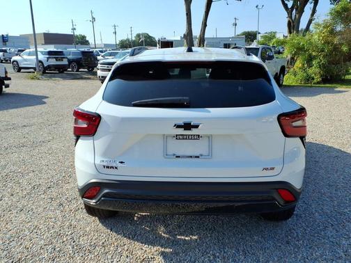 Summit White 2026 Chevrolet Trax FWD 2RS